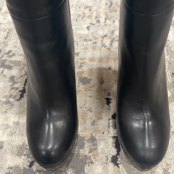 Polo Ralph Lauren
Vachetta Calfskin Clog Boot New Size 7.5B Style Number: 543140 - Picture 5 of 9